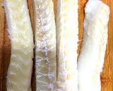 Foto del paso 2 de la receta Tiras de bacalao encamisadas sobre crema fina de puerro