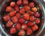 Foto langkah ke 1 dari resep Selai Strawberry Homemade.