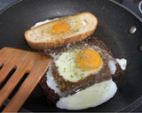 Foto del paso 2 de la receta: Tostada rellena de huevo🍳☕️
