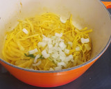 Foto del paso 1 de la receta: Bacalao en salsa de tomate con acelgas y crujiente de jamón