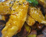 Foto del paso 3 de la receta: Pollo con salsa agridulce y batatas doradas