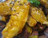 Foto del paso 3 de la receta: Pollo con salsa agridulce y batatas doradas