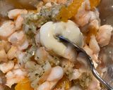 Une image de l'étape 3 de Tartare de crevettes nordiques au citron vert et à la mandarine.