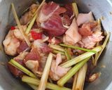 Hình bước làm 3 của món Thịt chân giò kho sả trứng cút
