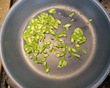 Foto del paso 2 de la receta: Jorge's Huevos Revueltos ala Mexicana