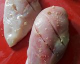 Foto del paso 7 de la receta: Pechuga de pollo al horno con romero y picada de ajos, perejil