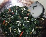 Foto langkah ke 3 dari resep Tumis daun pepaya jepang.