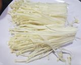 Hình bước làm 1 của món Bầu xào tôm, nấm kim châm