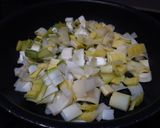 Foto del paso 2 de la receta: Salsa de puerros y curry