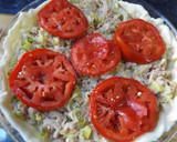 Foto del paso 3 de la receta: Tarta de atún con tomate y puerro