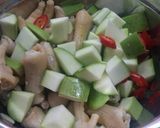 Hình bước làm 2 của món Chân gà ngâm xoài xanh