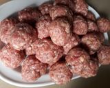 Foto del paso 2 de la receta: Espaguetis con mini albóndigas y salsa de tomate