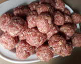 Foto del paso 2 de la receta: Espaguetis con mini albóndigas y salsa de tomate