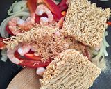 Une image de l'étape 2 de Nouilles sautés aux crevettes.