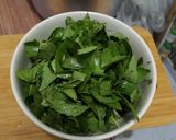 รูปขั้นตอนการทำที่ 1 ของ โคนเห็ดผัดใบยี่หร่า#20