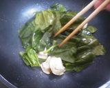 A picture of step 5 of King Oyster Mushroom & Spinach Pasta with Butter and Soy Sauce.