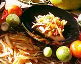 A picture of step 6 of Som Tum / Thai Papaya Salad.