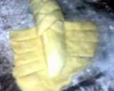 Foto langkah ke 4 dari resep Roti goreng kepang isi pisang keju.