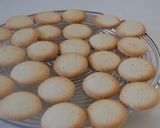 A picture of step 6 of Luxurious Egg White and Almond Flour Cookies.