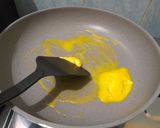 Foto langkah ke 3 dari resep Omelete Telur Bawang Putih Tabur Oregano.