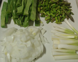 Foto del paso 1 de la receta: Arroz con pollo, espárragos, judías y ajos tiernos
