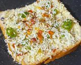 ચીલી ગાર્લીક ચીઝ ટોસ્ટ(Chili Garlic Cheese Toast Recipe In Gujarati) રેસીપી સ્ટેપ3ફોટો