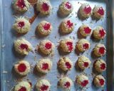 Foto langkah ke 5 dari resep Crunchy Strawberry Cheese Thumbprint Cookies.
