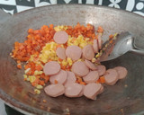 Foto langkah ke 4 dari resep Nasi Goreng Sosis Keju.