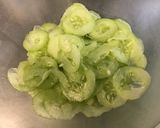 Une image de l'étape 2 de Concombre mariné crème et herbes salade feuille de chêne.