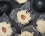 A picture of step 1 of Crunchy coconut chocolate.