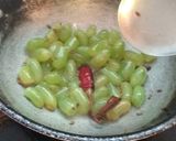 A picture of step 1 of Green Grapes Ki Khatti Meethi Sabzi / Chutney.