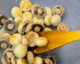 Foto langkah ke 4 dari resep Buttery Garlic Mushrooms.