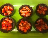 Foto del paso 4 de la receta: Bombones de brownie rellenos con frutillas y dulce de leche sin horno