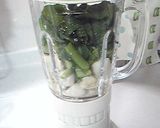 A picture of step 2 of Easy to Drink! Banana and Komatsuna Smoothie.