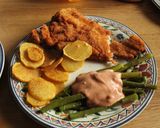 Foto del paso 12 de la receta: Pescado frito en milanesa, tomate con ajo, espárragos, papas fritas