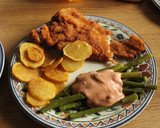 Foto del paso 12 de la receta: Pescado frito en milanesa, tomate con ajo, espárragos, papas fritas