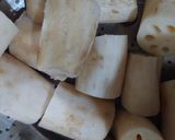A picture of step 1 of Fried lotus roots.
