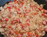 Foto del paso 5 de la receta: Arroz con pollo, salchichas y verdura