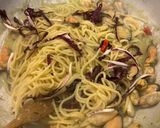 Foto del passaggio 4 della ricetta Spaghetti in padella 50 crema di cavoletti di Bruxelles cozze e radicchio rosso