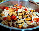 Foto del paso 2 de la receta: Macarrones (tortiglioni) con mejillones 🐚 🍅 🥓🌶 💚