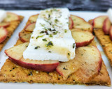 Foto del paso 4 de la receta: Cracker de manzana caramelizada con especias griegas y queso fresco