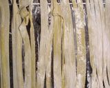 Foto del paso 3 de la receta: Spaguettis caseros con salsa de albahaca, ajos y tomates