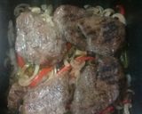 Foto del paso 5 de la receta: Hígado sellado, papas rústicas, sofrito de morrón, cebolla y ajo