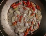 Foto langkah ke 2 dari resep Pare tumis ayam pedas.
