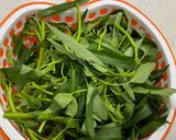 Hình bước làm 1 của món Rau muống xào tỏi
