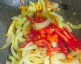 Foto langkah ke 3 dari resep Oseng jamur kecap.