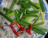 Hình bước làm 1 của món Mực hấp chấm mắm gừng