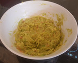 Foto del paso 4 de la receta: Tartar de atún sobre base de guacamole