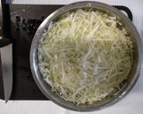 Foto del paso 1 de la receta: Ensalada de repollo con granada y pasas