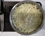 Foto del paso 1 de la receta: Ensalada de repollo con granada y pasas